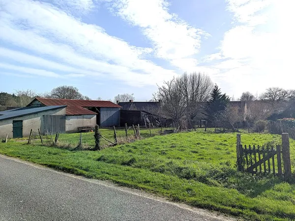 Terrain avec dépendance, de 1 103 m2 constructible