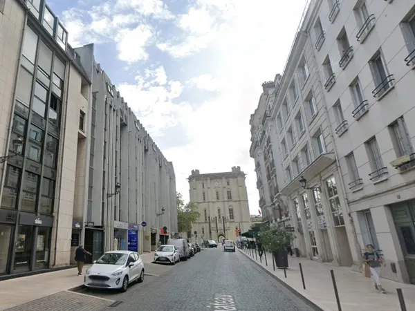 LOCAL PMR - 77m2 LIBRES DE TOUTE OCCUPATION - VINCENNES CENTRE