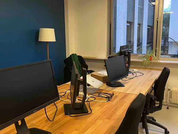 Propose place de bureau dans espace à partager de 120m² aux Buttes Chaumont