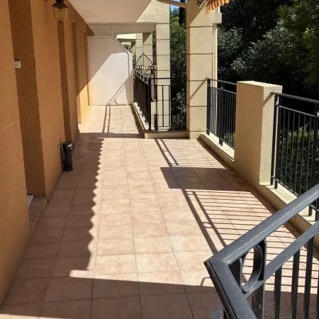 Vends appartement - 112m2 + 36m2 de terrasses + cave + garage + place de parking - St Mitre