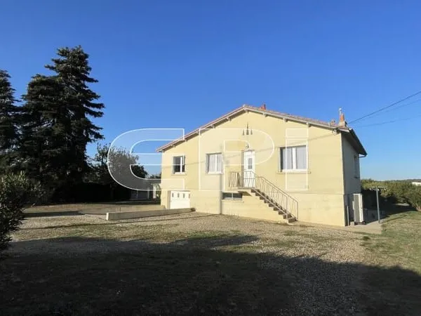 Maison contemporaine disposant grand terrain pour animaux avec d