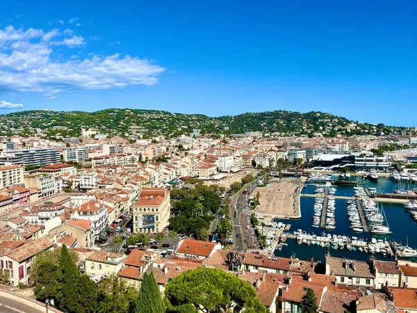 CANNES 390 M DE LA CROISETTE MURS COMMERCIAUX 200M2 671999€