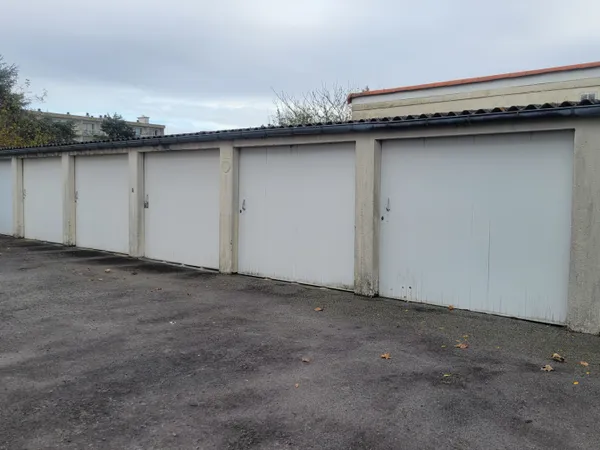 Parking / box Reze