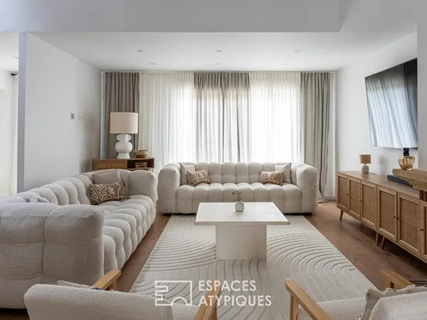 Maison familiale réinventée entre clarté et sérénité