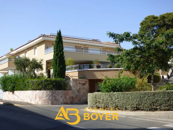BANDOL UN GARAGE SÉCURISÉ, UN LOCATAIRE DÉJÀ EN PLACE