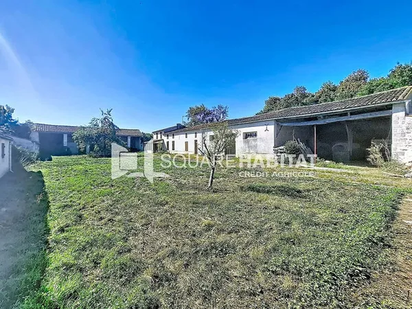 Ensemble immobilier à Bercloux 175 m2, et 700 m² de dépendances