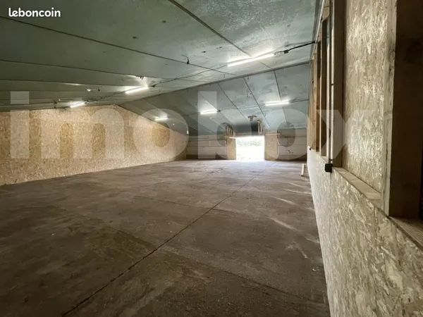 Local industriel 250 m²