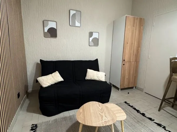 Particulier loue un studio meublé et équipé en plein centre Toulon à 550 /mois