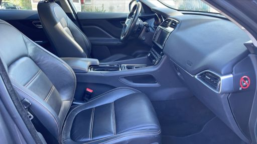 Jaguar F-Pace 2.0 D 180 AWD BVA8 - Portfolio – 2017 – 101417 km – Diesel – Boîte Automatique — photo 10