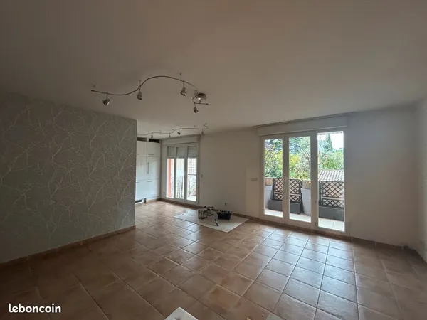 GANGES CENTRE - Bel appartement traversant et lumineux de 97,50 m² avec véranda- terrasse- garage et
