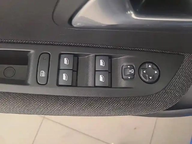 Peugeot 208 electrique 50 kwh 136ch — photo 22