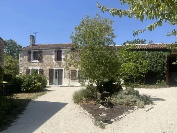 Spacieuse maison de village avec grand jardin et parking