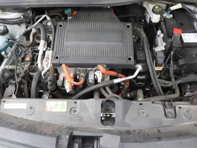Peugeot 2008 e- 136ch allure business — photo 12