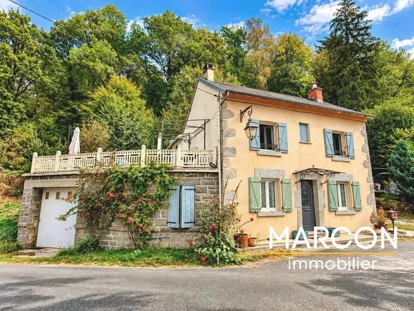 Maison de campagne avec terrasse, dépendances et terrain boisé de plus de 5000 m²