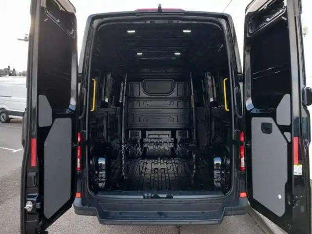 Volkswagen Crafter fg 35 l3h3 2.0 tdi 140ch business plus traction bva8 — photo 6