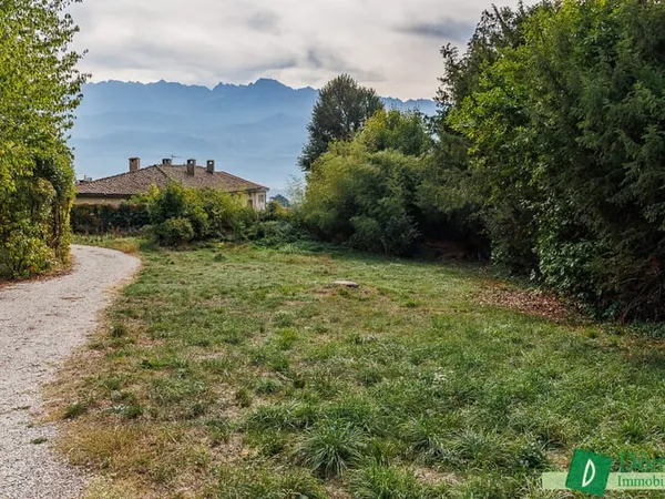 Sur les coteaux de Biviers, terrain constructible de 794 m2 avec superbe vue panoramique sur Belledo