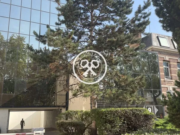 TROYES BUREAUX