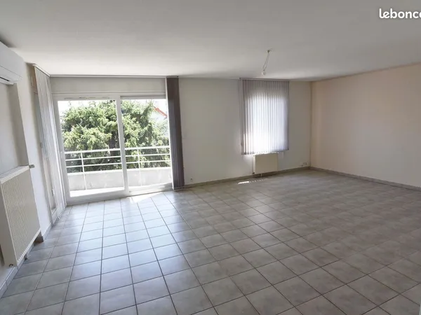 Bel appartement avec balcon et garage double