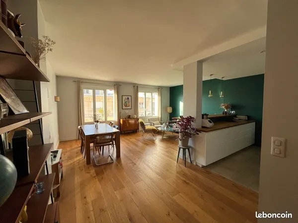 Rue Duguesclin, Lyon 6e : 4 pièces traversant de 103 m², deux balcons