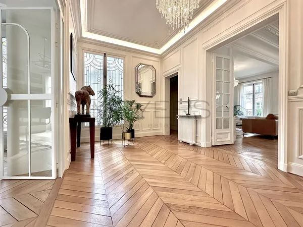 Vends t6 et plus - 181.11 m² - Paris