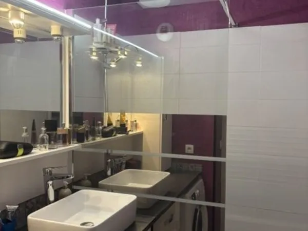 appartement, trois-pièces dans un bâtiment à taille hu