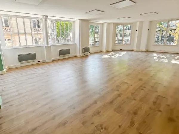 Bureaux rationnels dans bel immeuble d'angle