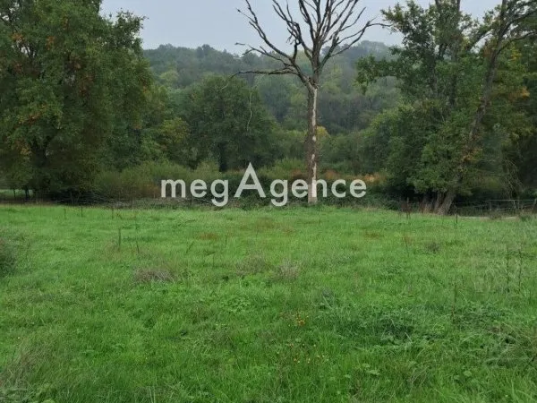 Vend terrain à construire viabilisé eau, électricité, tout à l'égout et belle vue sur la campagne
