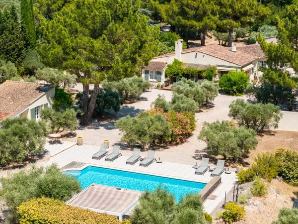 À vendre - Villa de plain-pied avec dépendances et piscine - Mou