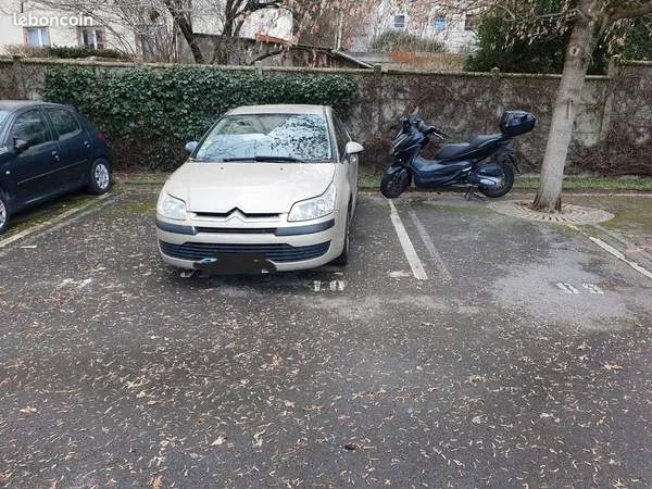 Place de parking à l'intérieur d'une résidence privée avec portail électrique