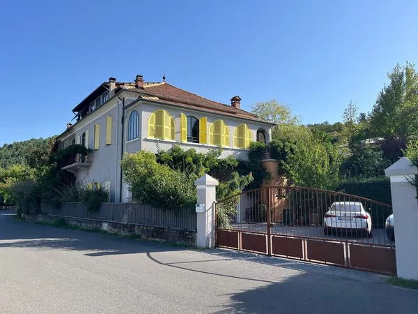 Maison de charme tout confort avec vue, piscine, jacuzzi, forage, pompe à chaleur et grand garage/at
