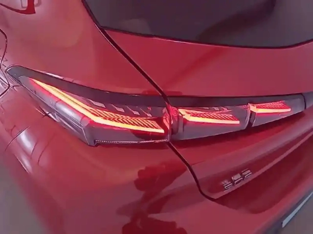 Peugeot 308 phev 180 e-eat8 — photo 17
