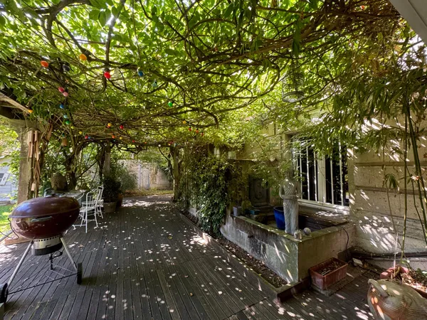 Vends maison au charme intemporel et jardin confidentiel