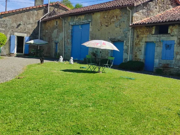 Maison de village rénovée avec dépendances et jardin attenant