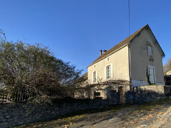 Secteur Gramat, maison avec dépendances et beau potentiel d’aménagement.