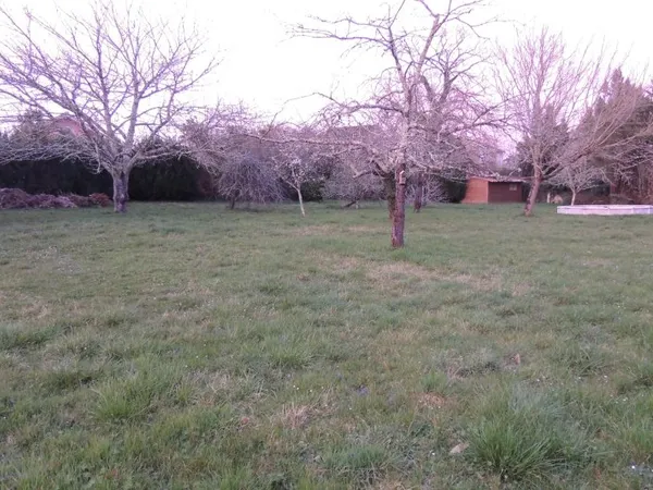 EXCLUSIVITÉ – TERRAIN CONSTRUCTIBLE – 1000 M² – CENTRE-VILLE SAINT-ASTIER