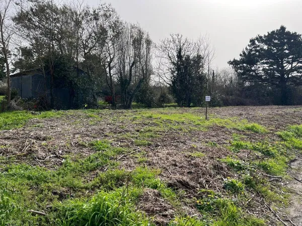 Terrain 823 m²