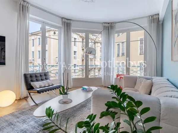 Appartement bourgeois rénové dans un immeuble d'architecte au coe