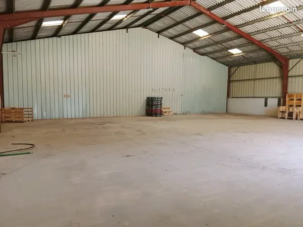 Local 300m2 avec parking
