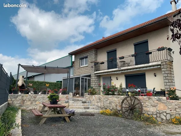 Maison avec jardin arboré et garage