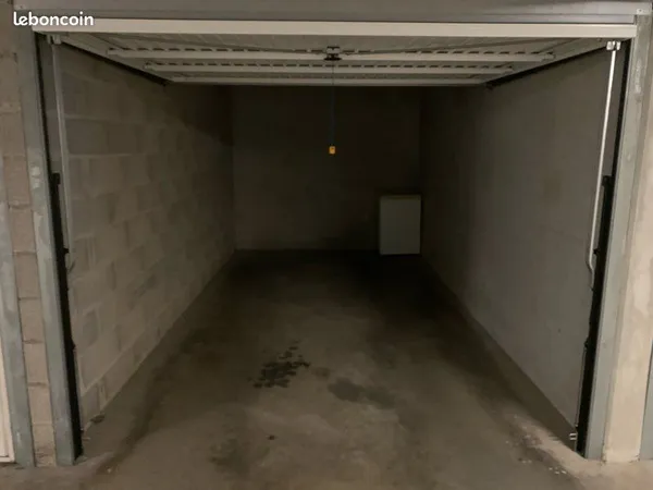 Garage ferme dans résidence fermee