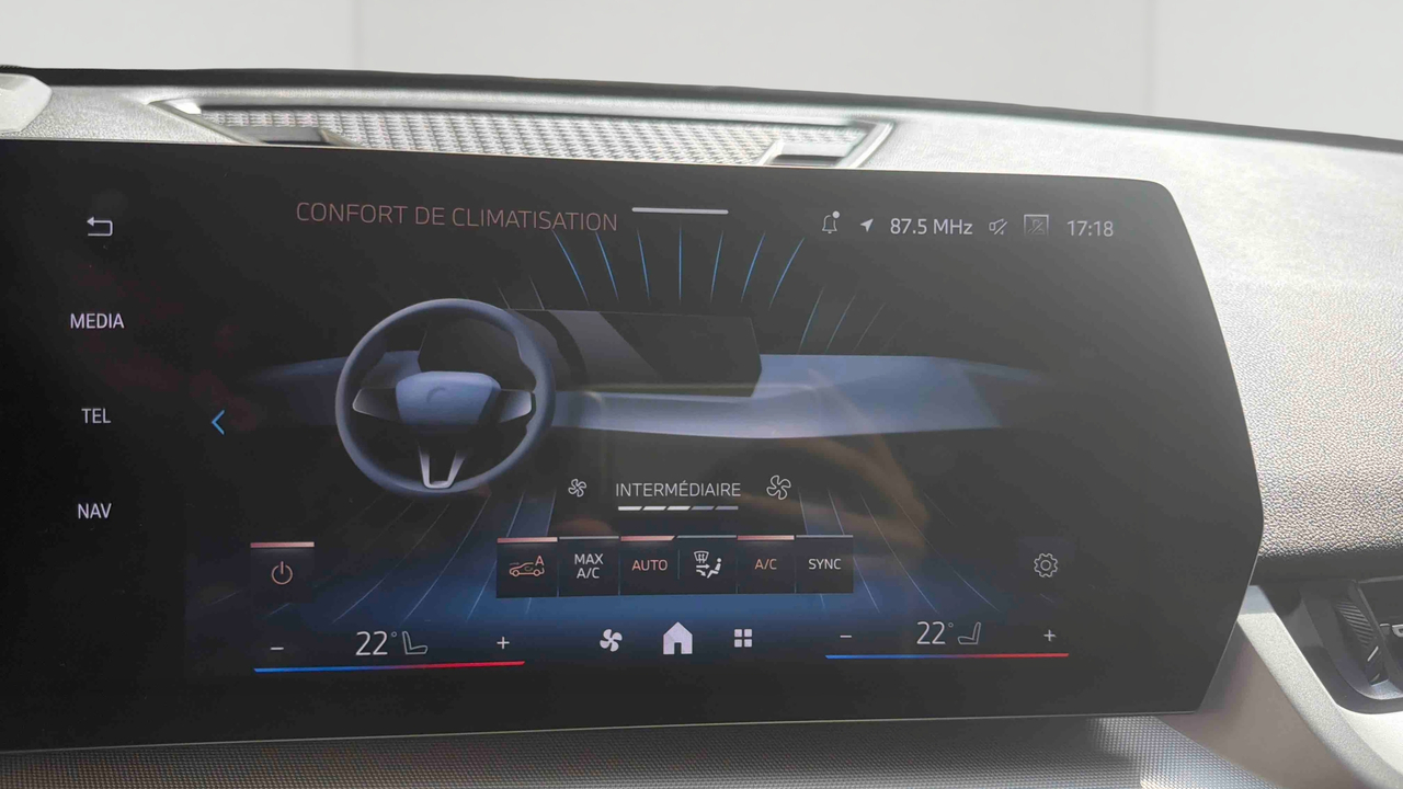 BMW iX2 eDrive20 204ch BVA — photo 17
