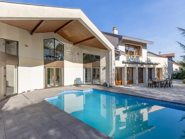 Villa d'architecte avec piscine et jardin