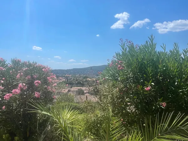 VILLA AVEC 115,78 M² HABITABLES ET 165,04 M² DE TERRASSES