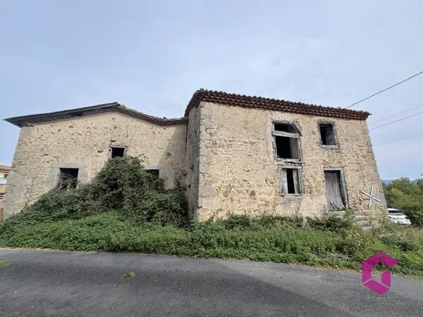 Ensemble de bâtiments en pierres à rénover