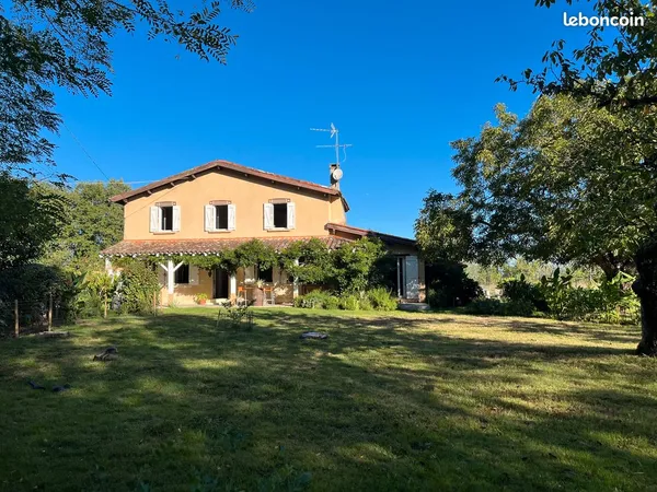 Bâtisse rénovée de 156m² composée de 7 pièces