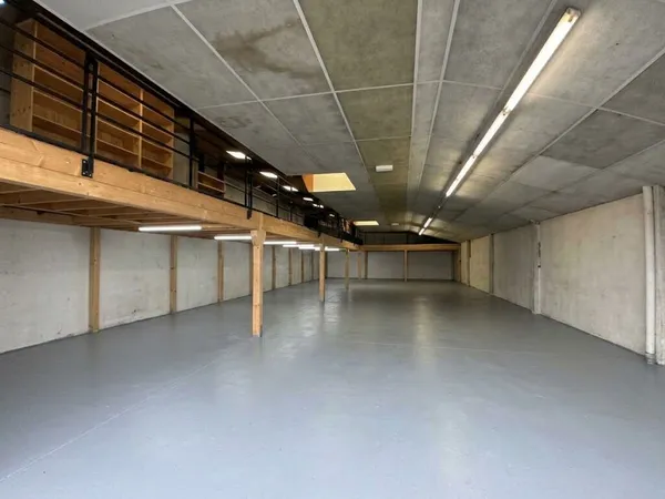 A LOUER LOCAL COMMERCIAL DE 290 M2 LACEMENT STRATEGIQUE BORD 4 RN