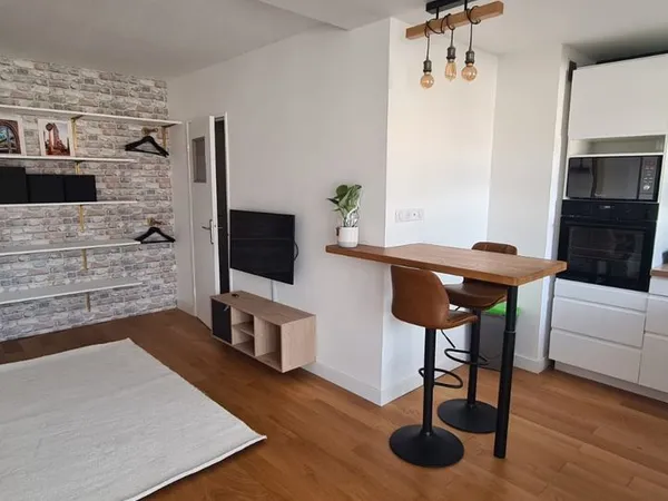 Studio meublé 28 m² + Balcon 6 m² + Parking privé - Métro 7 / RER C