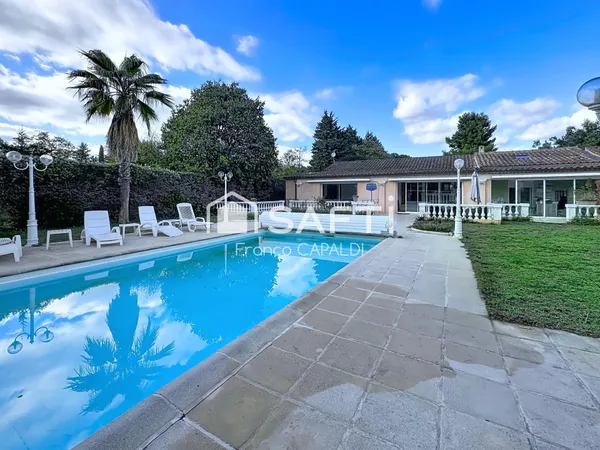 Maison 7 pièces de plain pied avec studio, cuisine d'été et piscine