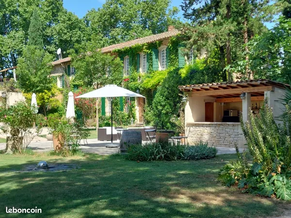 Propriete et ensemble immobilier d'exception exploites en gites et chambres d'hotes au sein d'un par