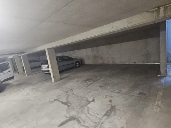 Place de parking non boxée